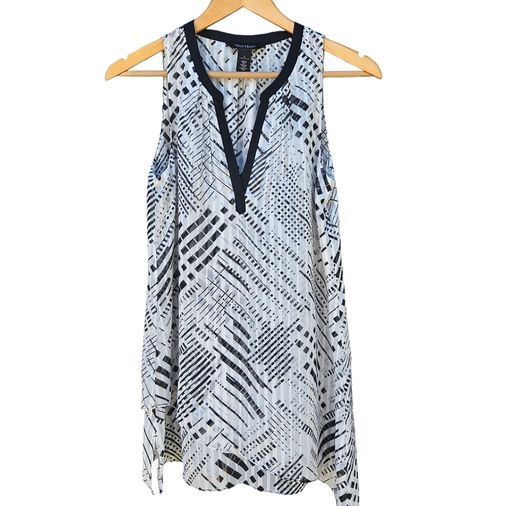 WHBM black and white geometric print sleeveless V neck flowy blouse size S 048